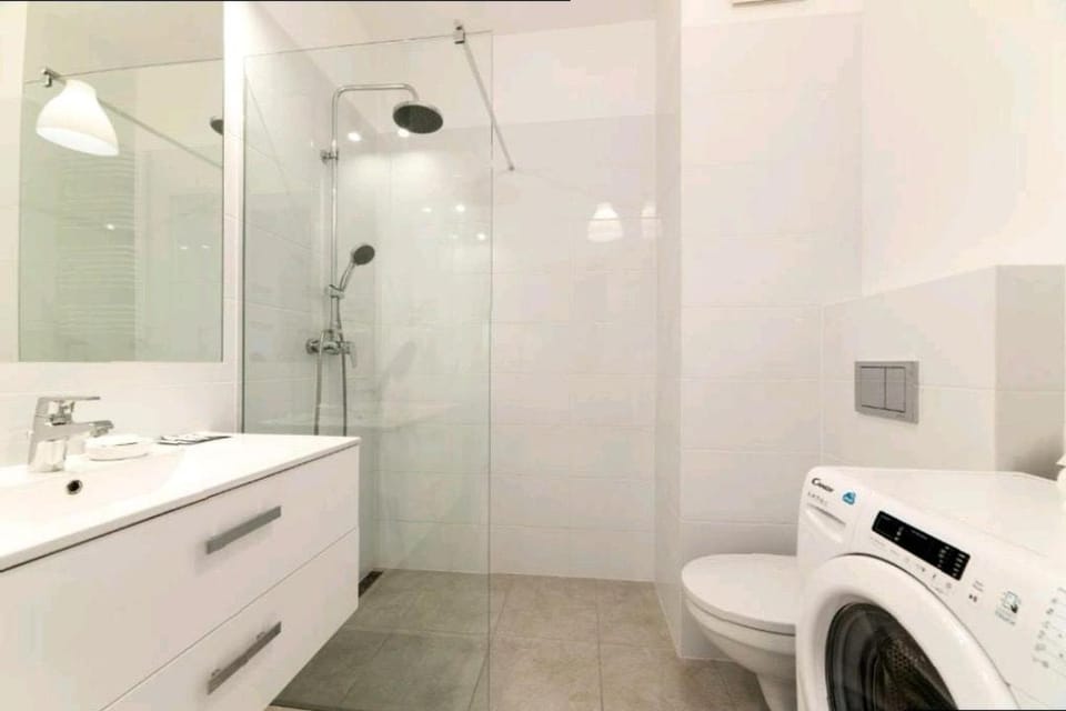 Shower, Toilet, Bathroom, towels, washing machine