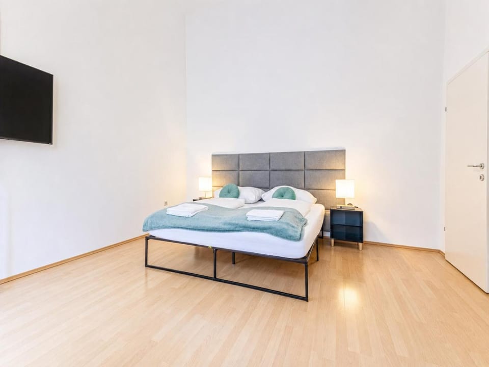 Property building, Bed, TV and multimedia, Bedroom, towels