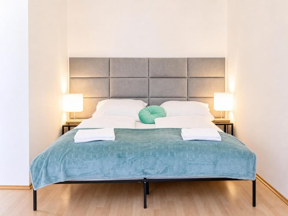 Bed, Bedroom, towels