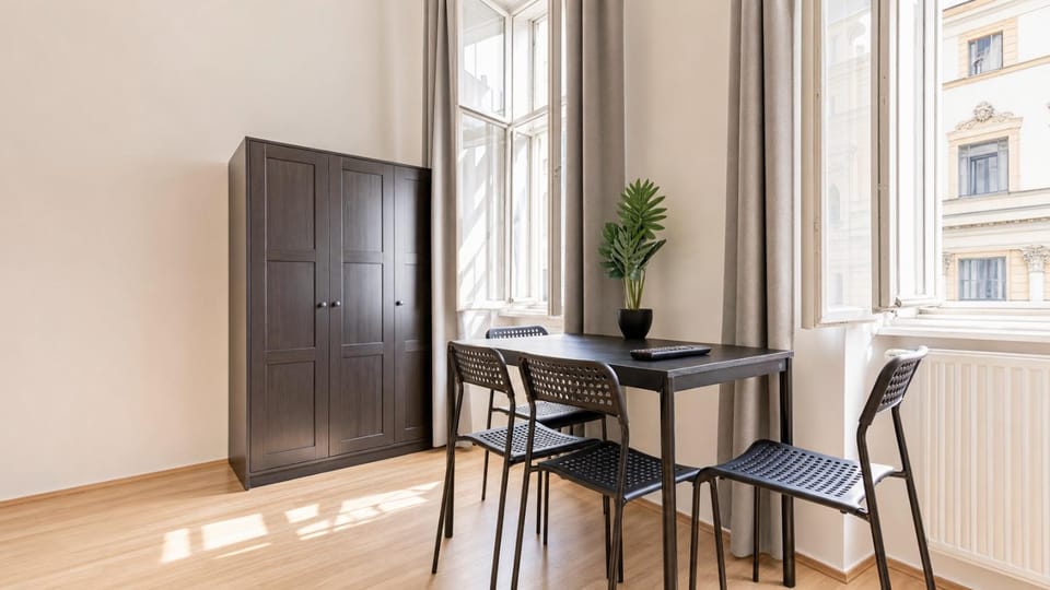 Seating area, Dining area