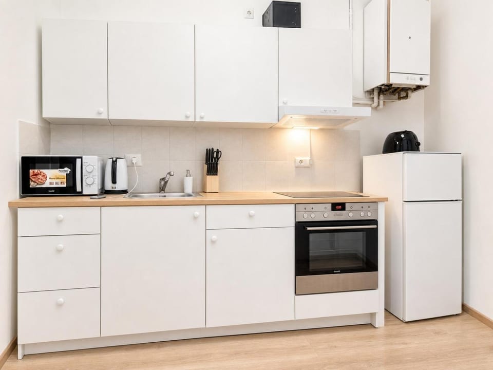 Coffee/tea facilities, Kitchen or kitchenette, oven, stove, toaster