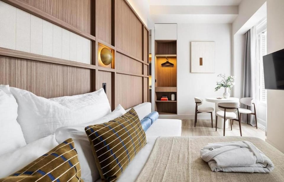 Communal lounge/ TV room, Bed, TV and multimedia, Living room, Photo of the whole room, Seating area, Evening entertainment, Bedroom, towels, wardrobe