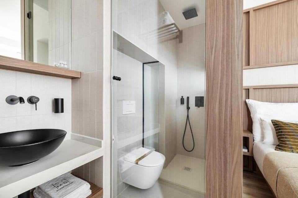 Shower, Toilet, Bed, Bathroom, Photo of the whole room, Bedroom, towels