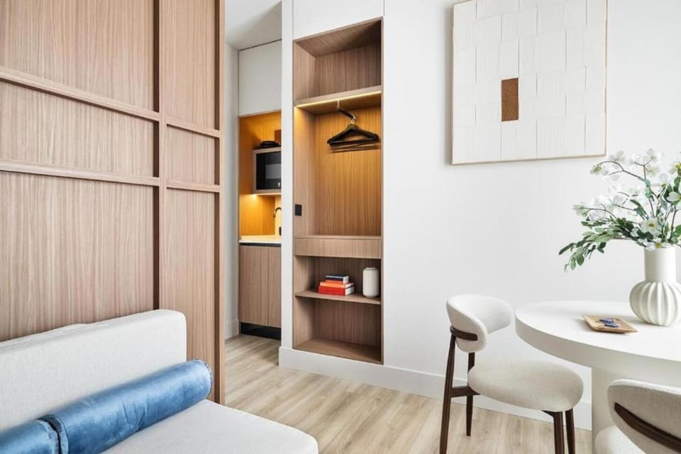 Kitchen or kitchenette, Living room, Dining area, oven