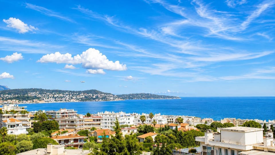Vue mer panoramique - Clim - Piscine - Parking privé Apartment in Nice
