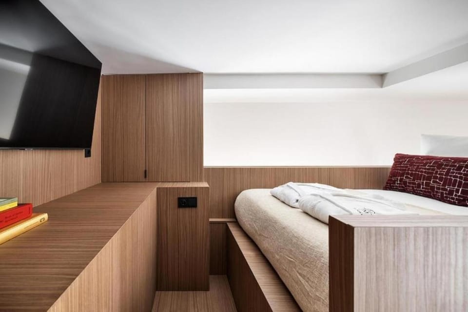 Bed, TV and multimedia, Photo of the whole room, Evening entertainment, Bedroom, wardrobe