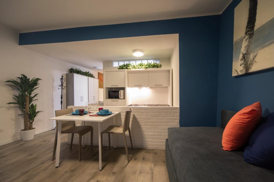 Living room, Seating area, Dining area, Lunch