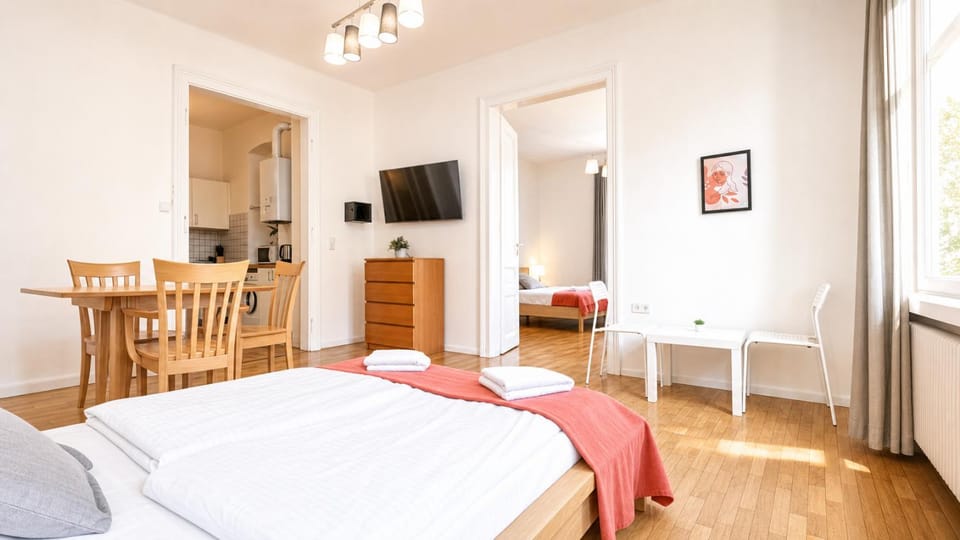 Bed, TV and multimedia, Seating area, Dining area, Bedroom