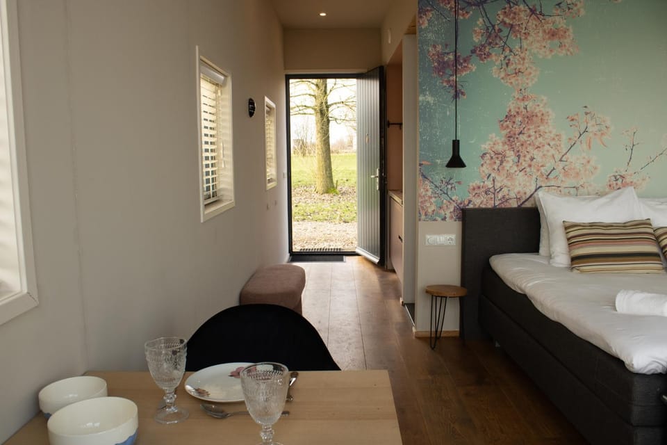 Restaurant/places to eat, Bed, Decorative detail, Seating area, Dining area, Bedroom, Pets, Breakfast, internet