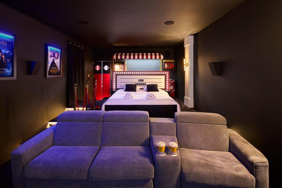 Communal lounge/ TV room, Living room, Photo of the whole room, Decorative detail, Bedroom