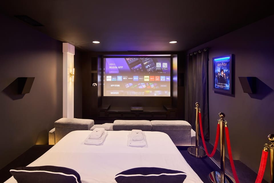 TV and multimedia, Photo of the whole room, Decorative detail, Bedroom, internet, towels