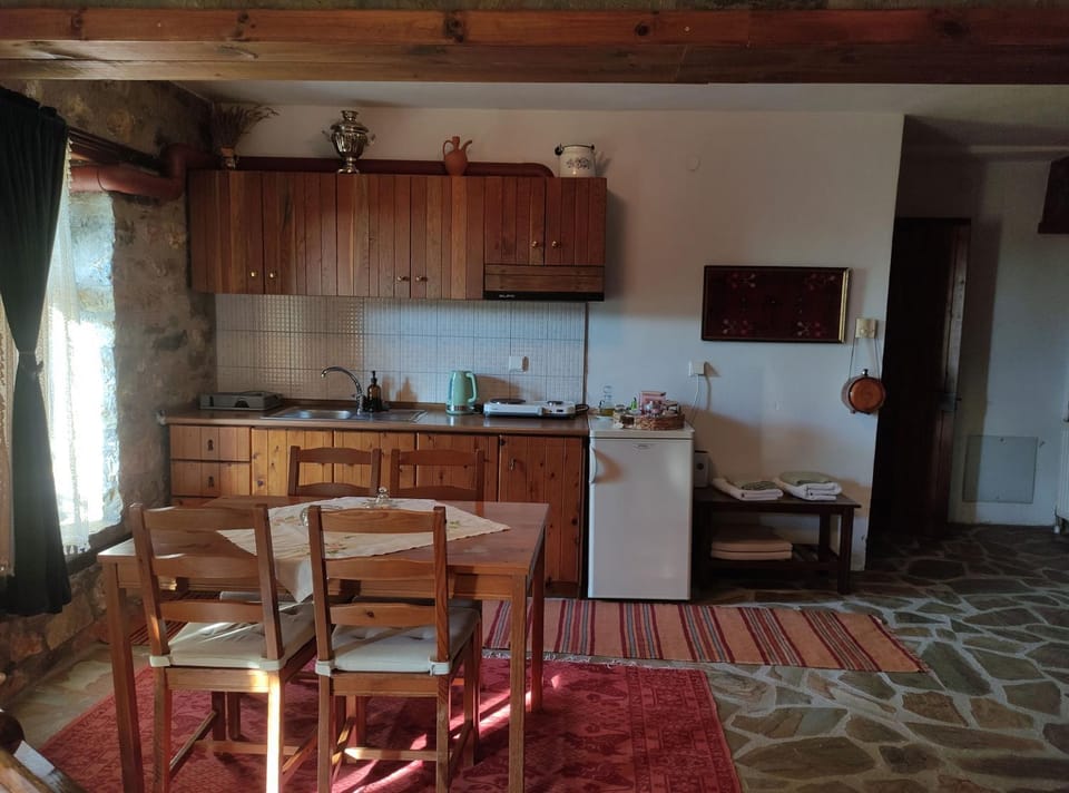 Kitchen or kitchenette, Dining area, pet friendly, stove