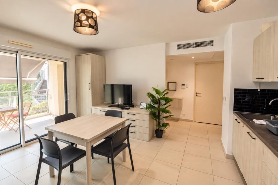 Cozy 1-Bedroom Apartment with AC & Garage Near Apartment in Roquebrune-Cap-Martin