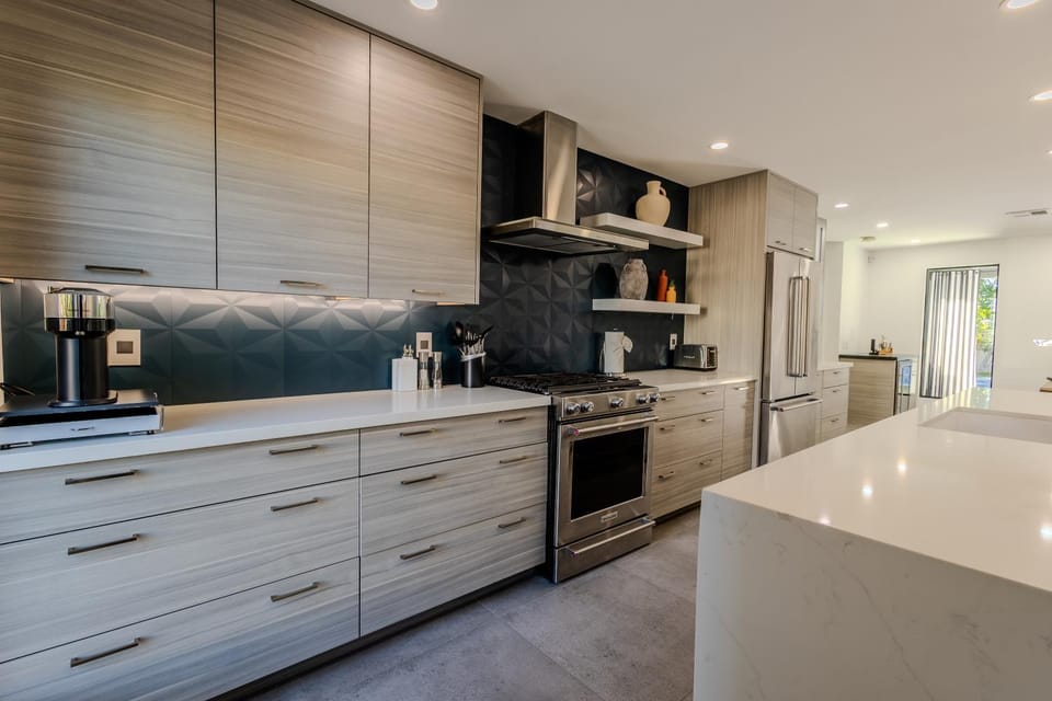 Kitchen or kitchenette, minibar, stove