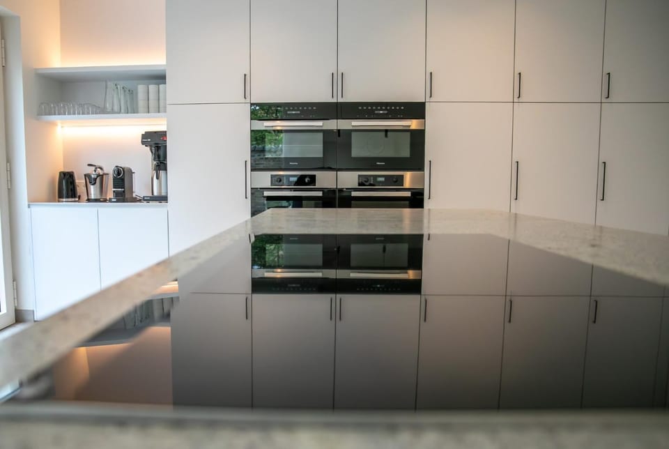 Kitchen or kitchenette, minibar, oven, stove