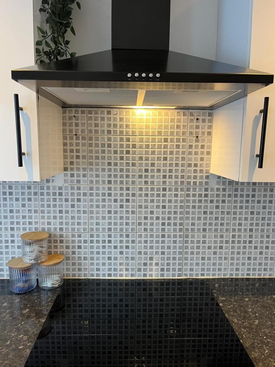 Spacious Home From Home, Parking, Contractors Apartment in Liverpool