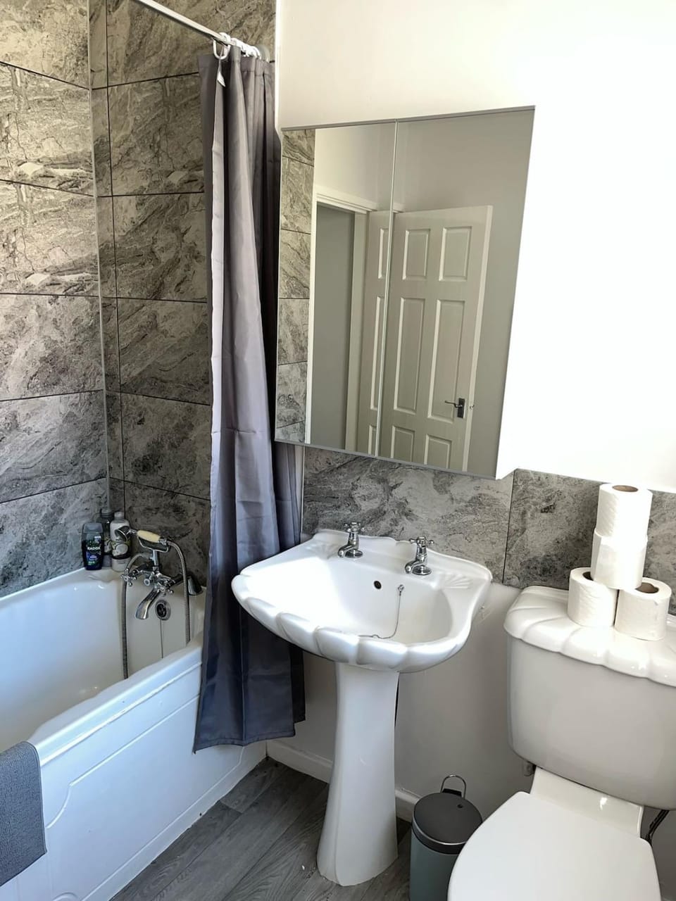 Spacious Home From Home, Parking, Contractors Apartment in Liverpool