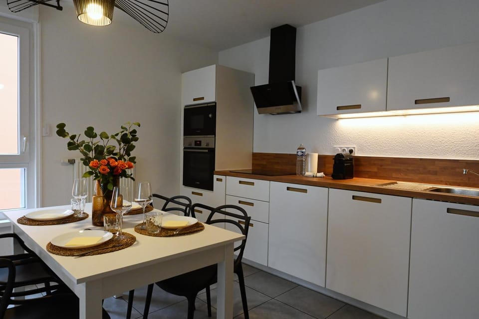 Bright Apartment 5 min from BASEL with Balcony & Free Private Parking Apartment in Weil am Rhein