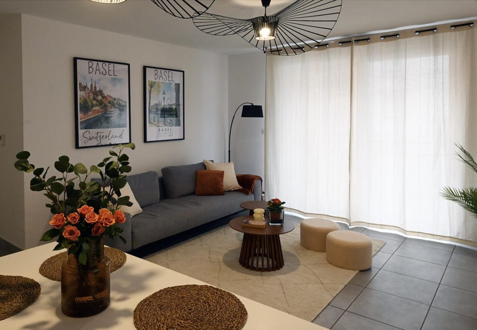 Bright Apartment 5 min from BASEL with Balcony & Free Private Parking Apartment in Weil am Rhein