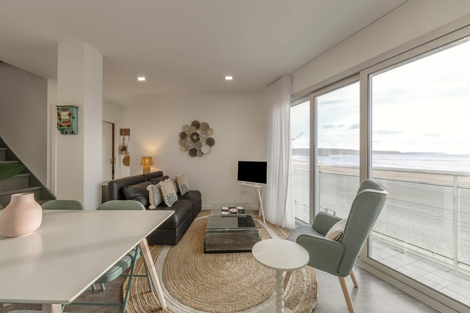 Communal lounge/ TV room, Natural landscape, TV and multimedia, View (from property/room), Balcony/Terrace, Living room, Seating area, Dining area, Sea view