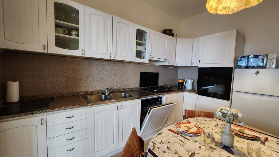 Kitchen or kitchenette, Dining area, oven, stove