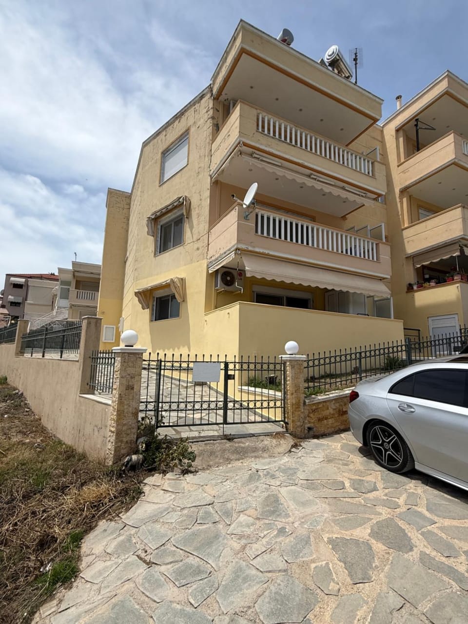 Property building, Day, Neighbourhood, Street view, Parking