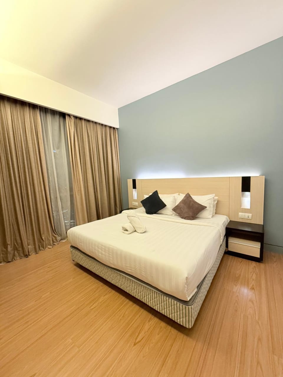Bed, Bedroom, towels