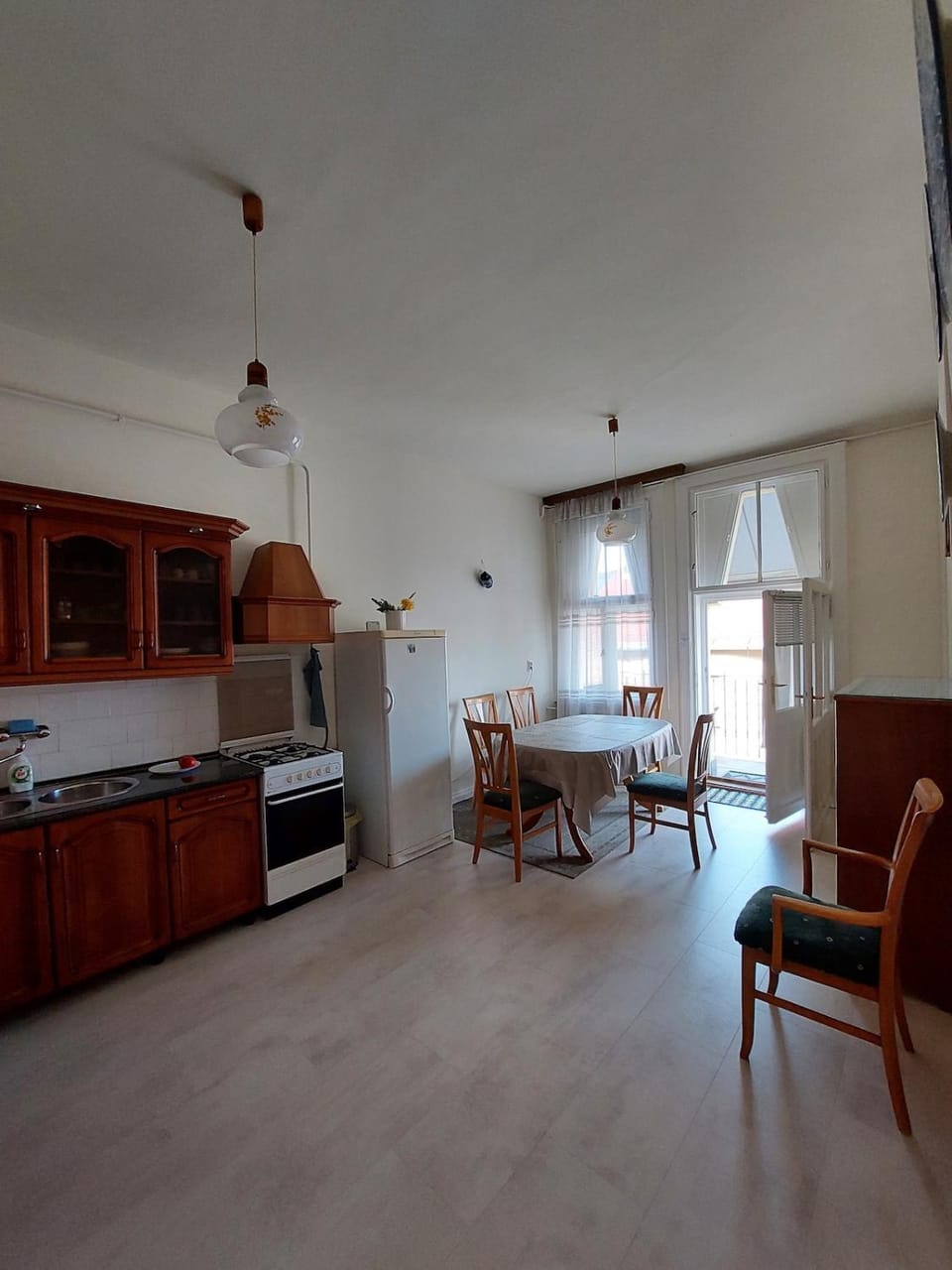 Kitchen or kitchenette, Dining area