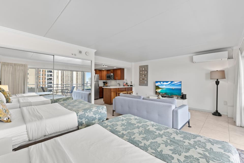 Bed, TV and multimedia, Decorative detail, Seating area, air conditioner