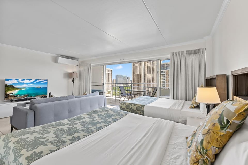 Bed, TV and multimedia, View (from property/room), Seating area