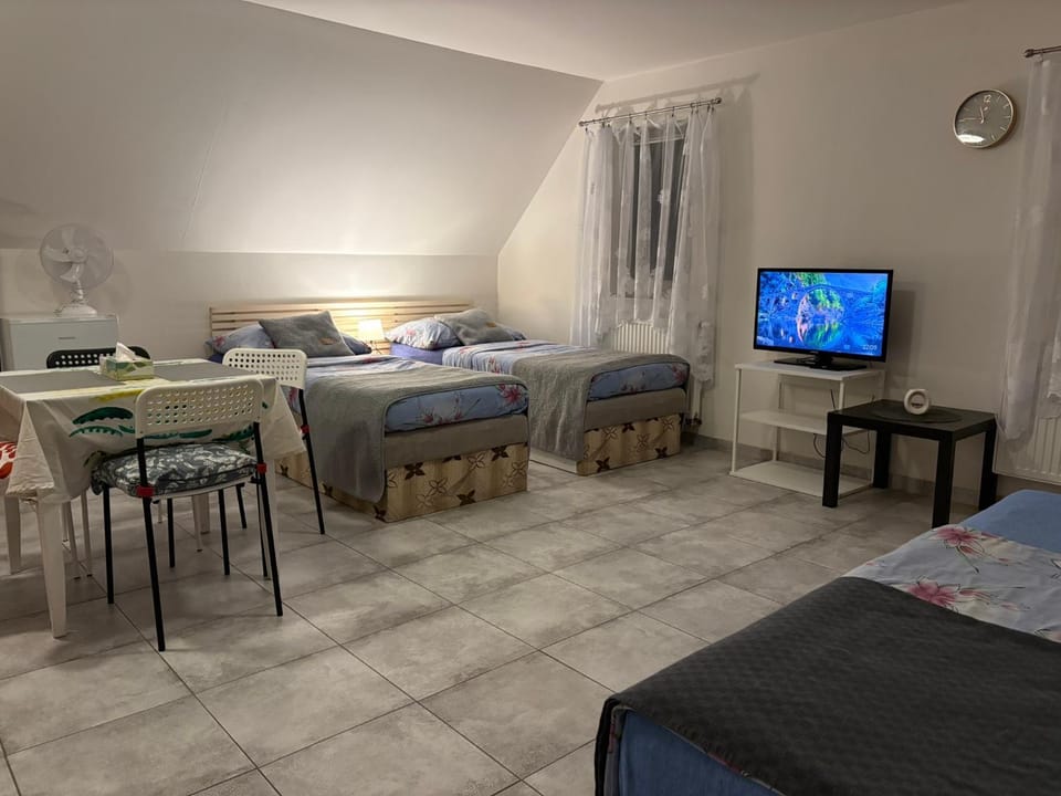 Bed, TV and multimedia, Seating area, Dining area, Bedroom