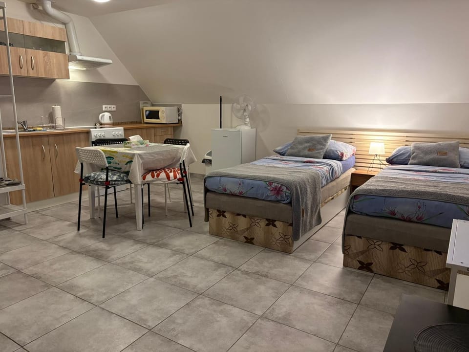 Bed, Kitchen or kitchenette, Dining area, oven