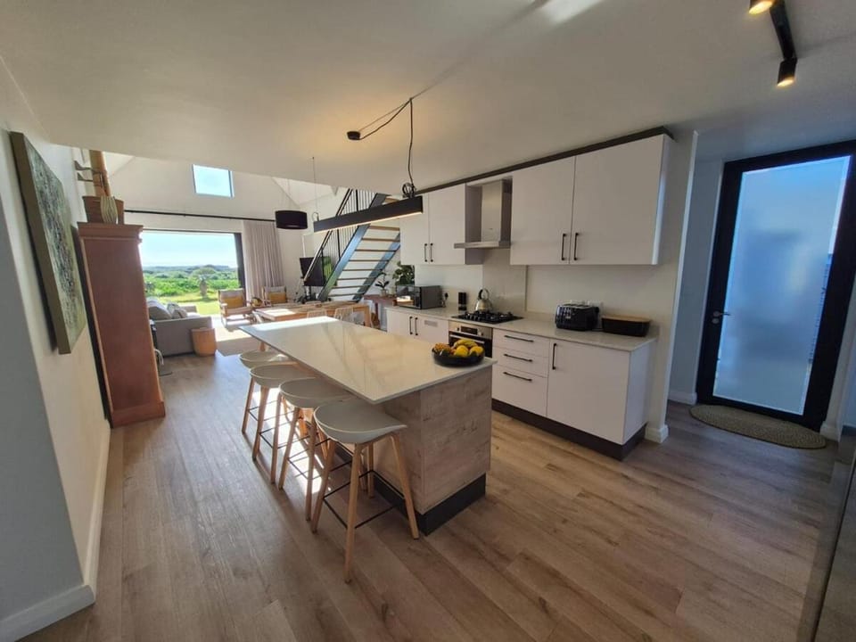 Kitchen or kitchenette, Dining area, oven, stove