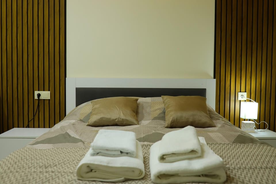 Bed, Photo of the whole room, Bedroom, towels