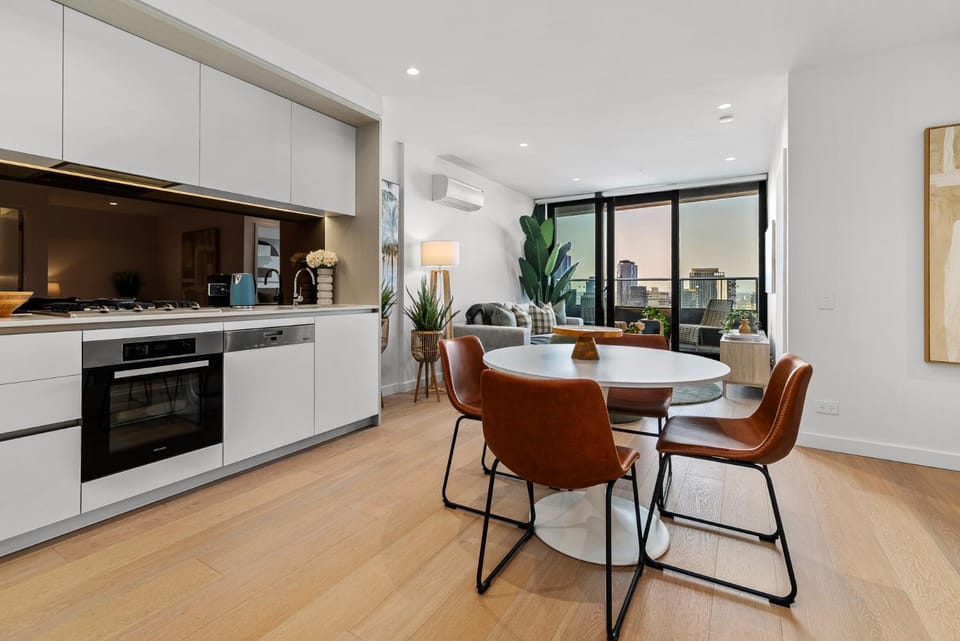 Modern Docklands Apartment River Views Near CBD Apartment in Southbank