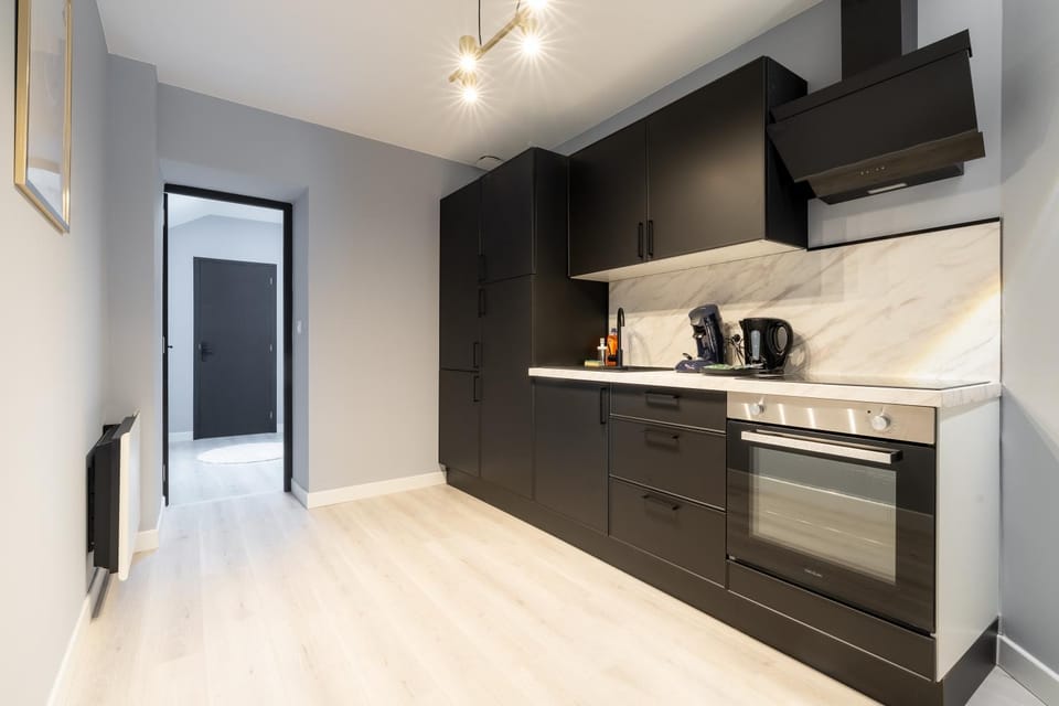 Coffee/tea facilities, Kitchen or kitchenette, oven, stove