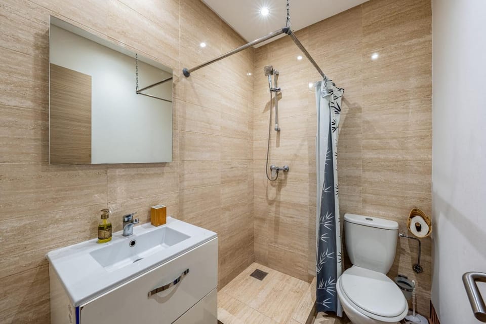 Magnifique appartement rez-de-jardin face piscine Apartment in Marrakesh
