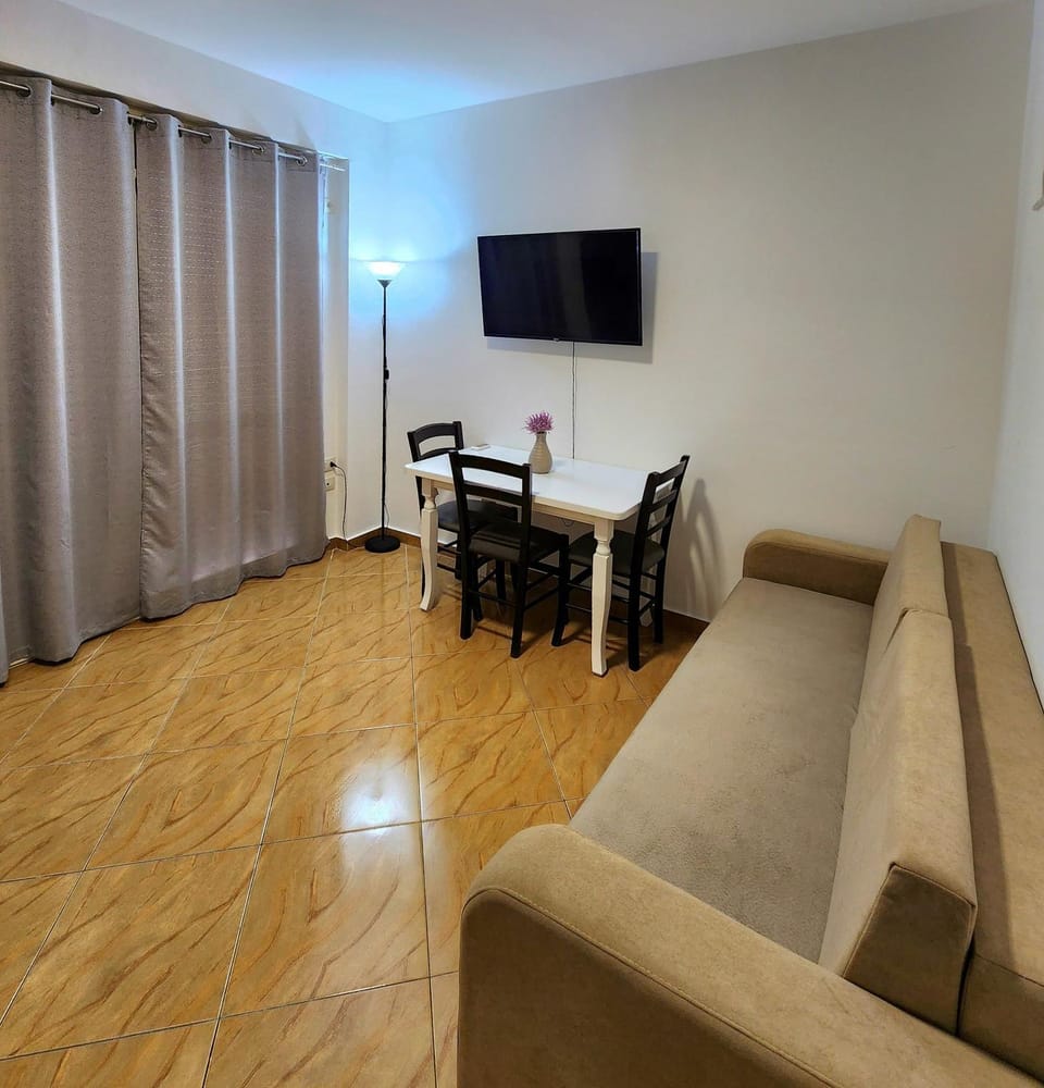 Communal lounge/ TV room, TV and multimedia, Living room, Dining area