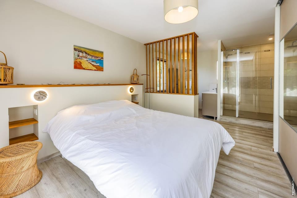 Photo of the whole room, Bedroom, storage, towels