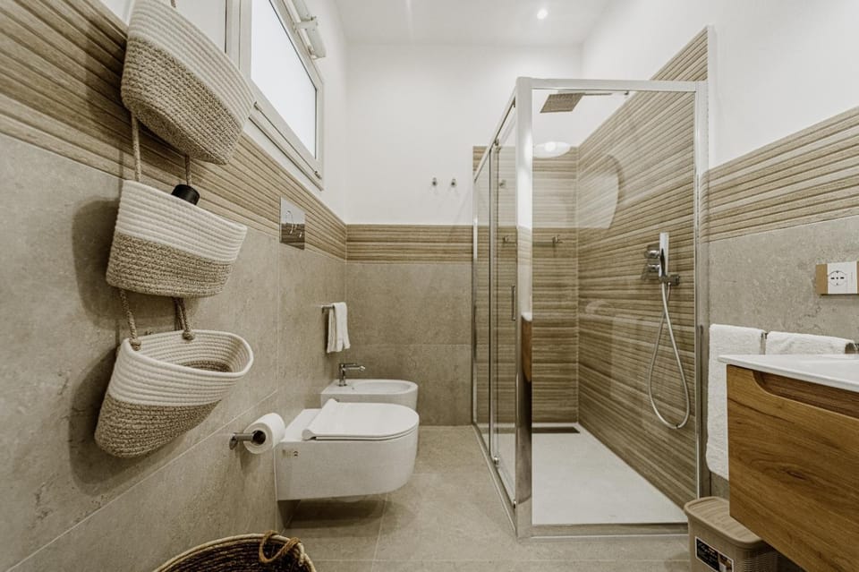 Shower, Toilet, Bathroom, bidet, towels