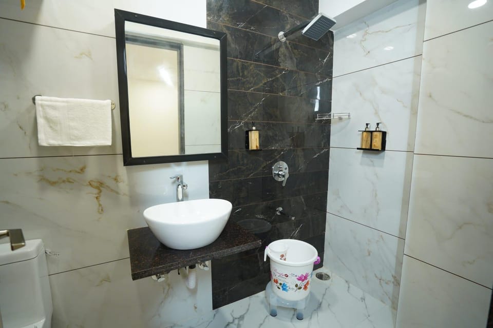 Shower, Toilet, Bathroom, towels