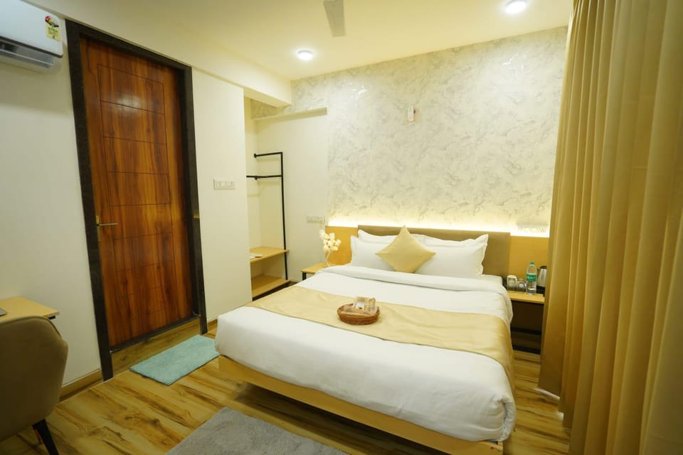 Bed, Photo of the whole room, wardrobe