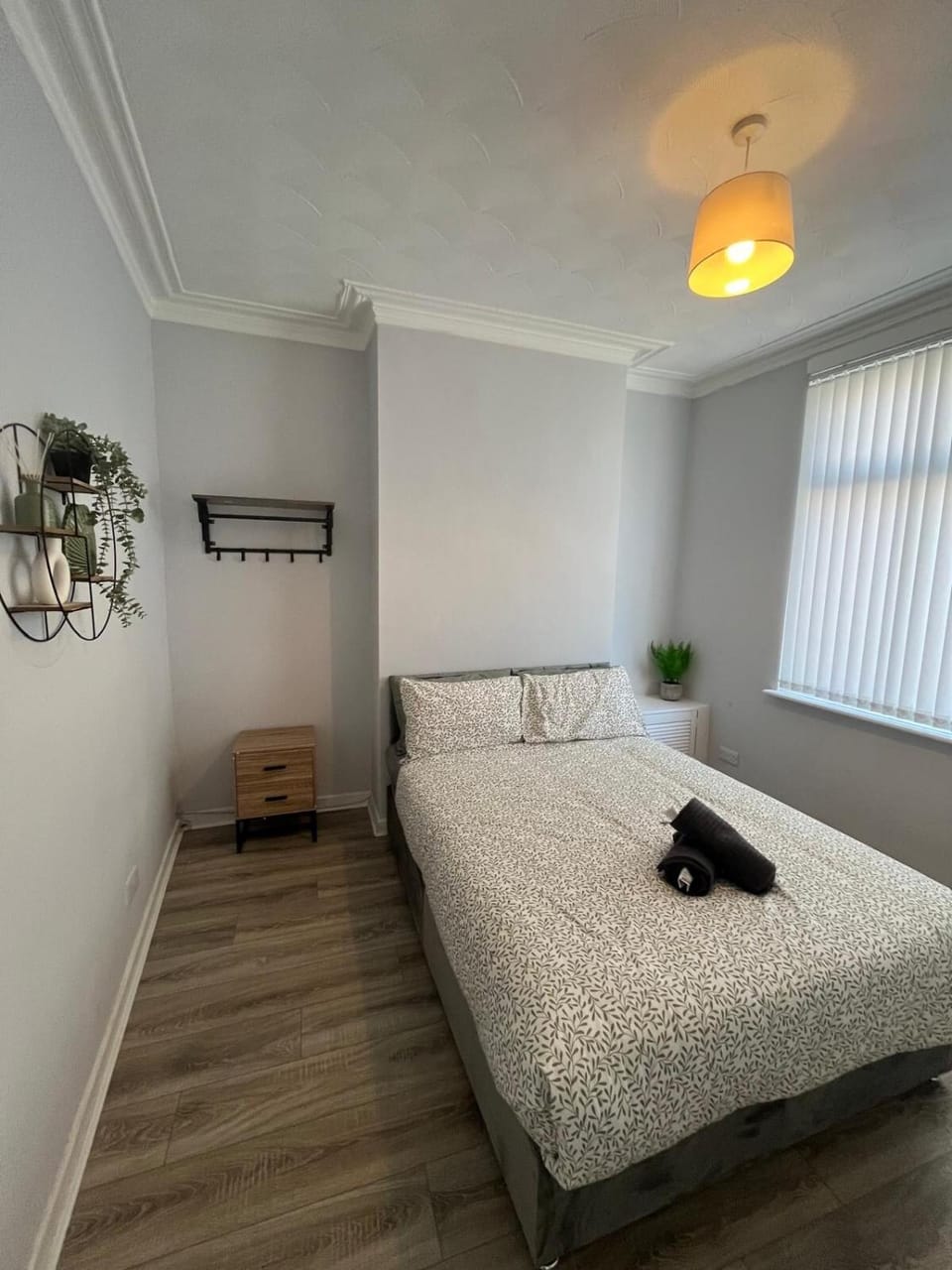 4BR Modern & Stylish, Contractors, Parking Apartment in Liverpool