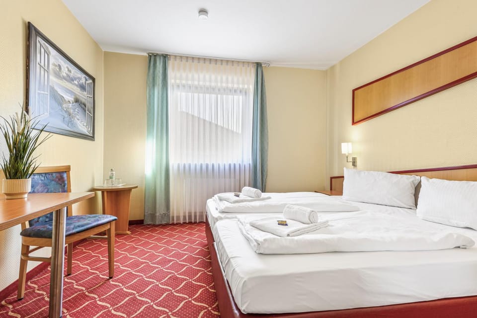 Bed, TV and multimedia, Living room, Photo of the whole room, Seating area, Bedroom, towels
