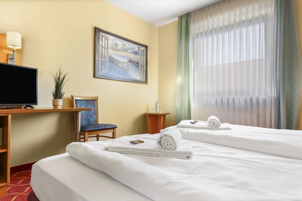 Bed, TV and multimedia, Photo of the whole room, Bedroom, towels
