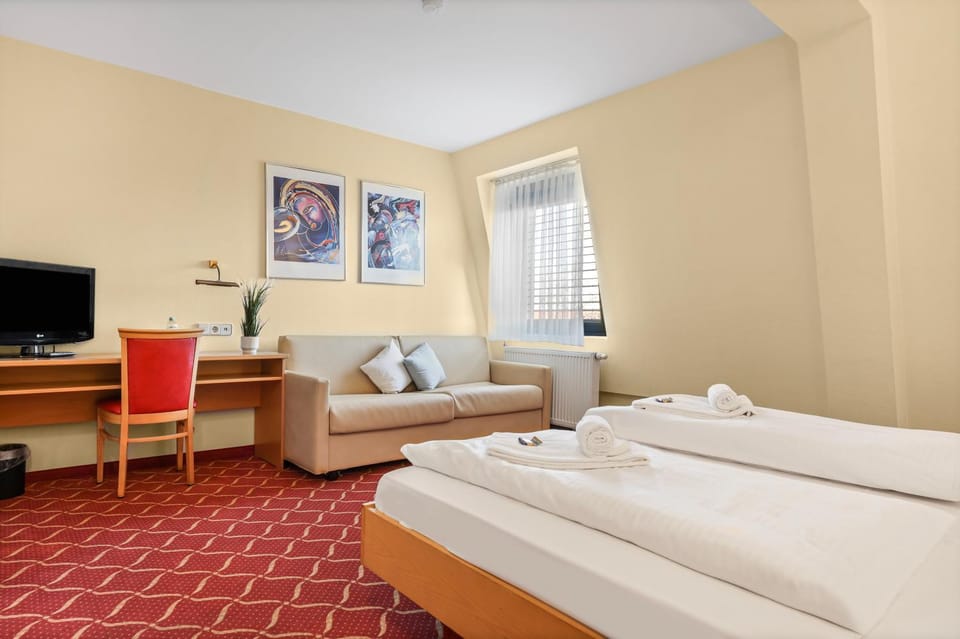 Bed, TV and multimedia, Living room, Photo of the whole room, Seating area, Bedroom, towels