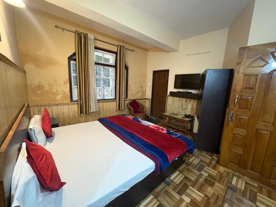 Communal lounge/ TV room, Bed, TV and multimedia, Photo of the whole room, Evening entertainment, Bedroom, wardrobe