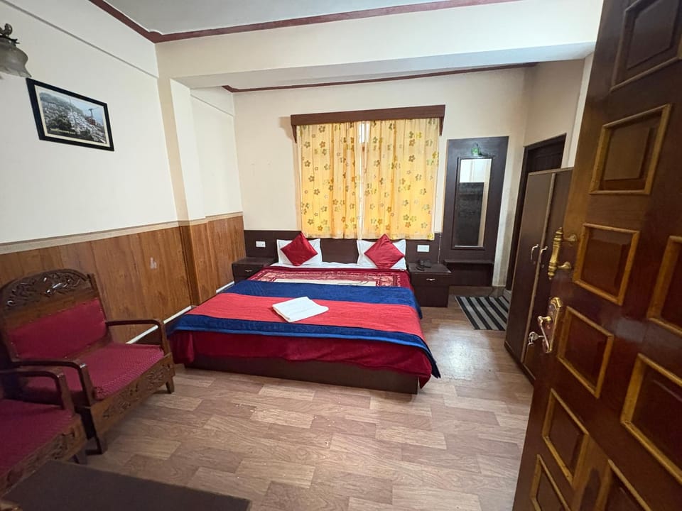 Bed, TV and multimedia, Living room, Photo of the whole room, Seating area, Bedroom