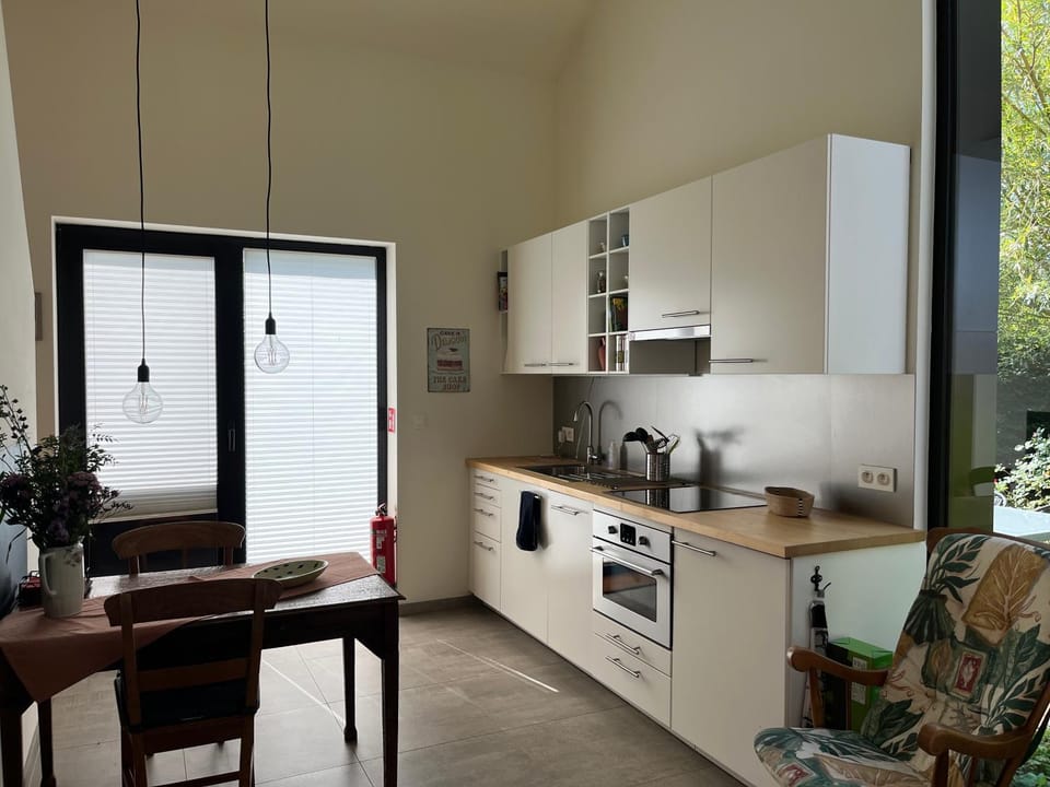 Coffee/tea facilities, Kitchen or kitchenette, Dining area, dishwasher, oven, stove