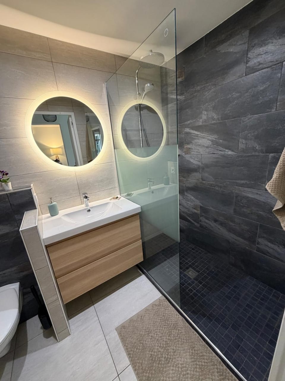 Shower, Toilet, Bathroom, towels